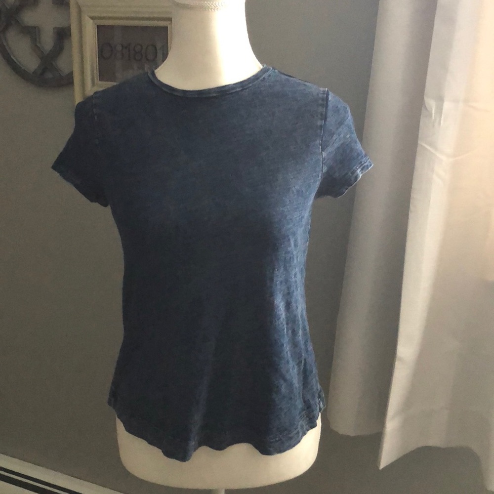 Cute cotton tee with half open v-back with denim look